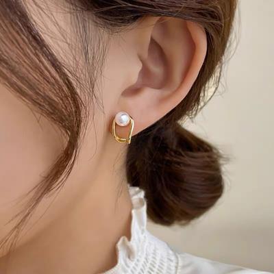 Geometric Simple and Beautiful Small Earrings, Natural Freshwater Pearl Stud Earrings, Trendy Simple Temperament, Niche Earrings, Silver Needles.