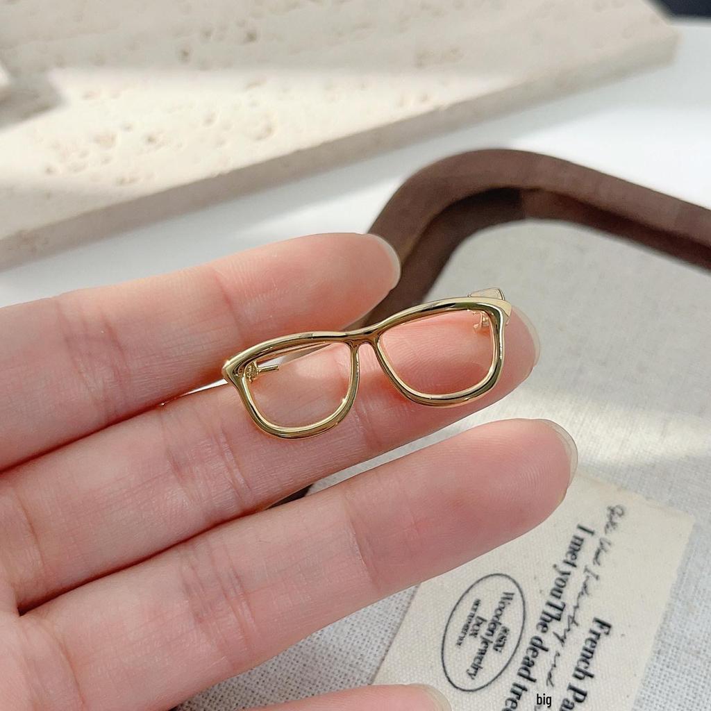 2024 Women's High-Grade Anti-Exposure Brooch: Stylish, Niche Design Clothes Pin.
