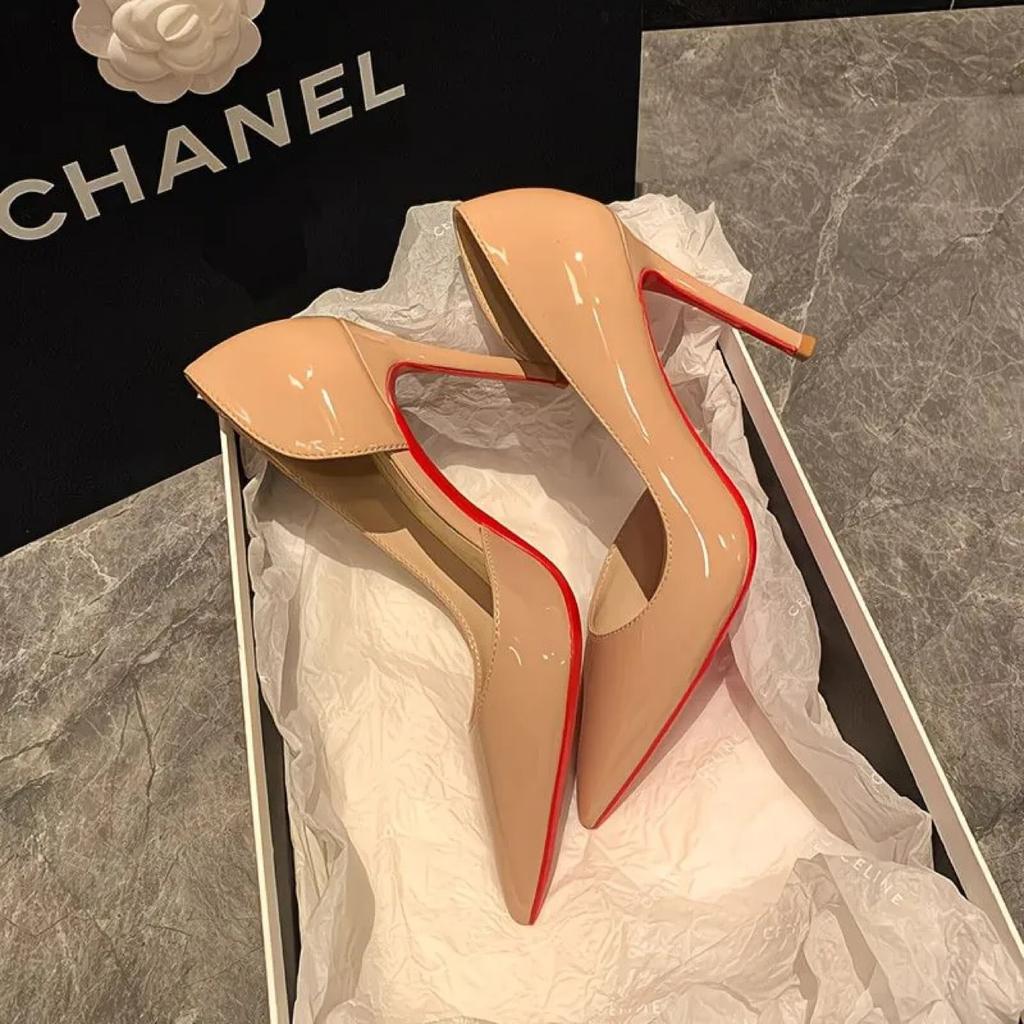 Der Wind ist nicht müde, die rote Sohle ist im Frühling und Sommer abgetragen, die schwarze Seitenluft ist geschnitten, die Füße sind High Heels, und die dünnen Absätze