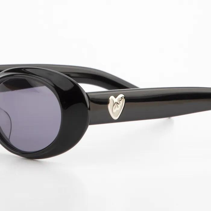 Oval frame lof sunglasses / black
