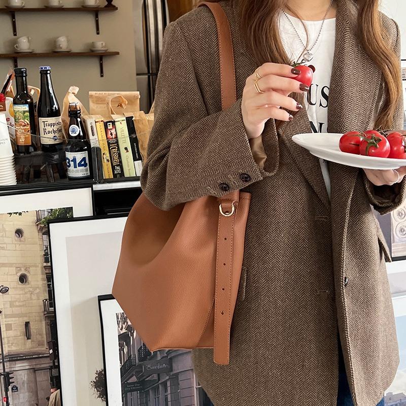 Textured Big Bag Women's New Fashion Shoulder Messenger Bag Commuting To Work Large Capacity Soft Leather Bucket Bag