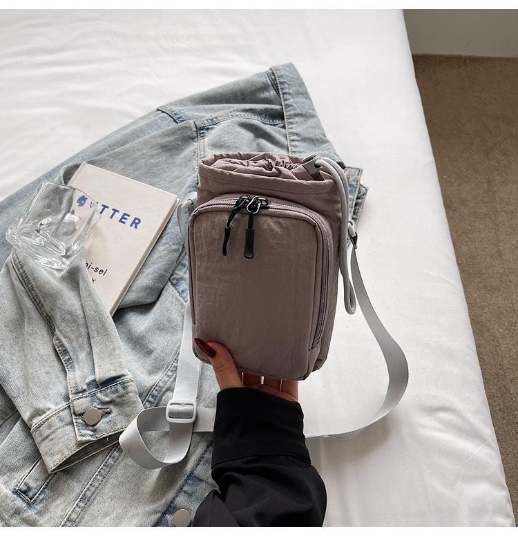 

Korean version of casual drawstring nylon small square bag women s 2025 new simple and portable messenger mobile phone bag versatile commuter bag серый