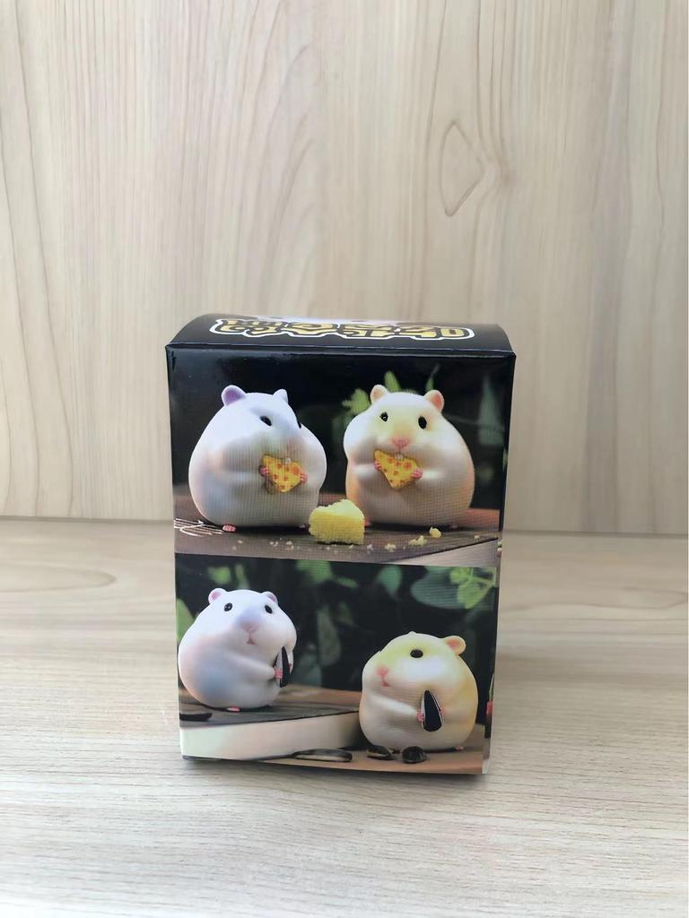 Peluche Criceto Scatola Cieca - Carino Ornamento per Auto con Cappello di Paglia