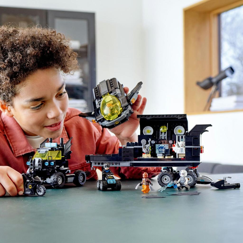 LEGO Super Heroes Batman Mobile Base Trailer 76160