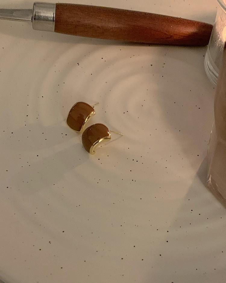 Maillard Love Heart Pearl Stud Earrings: Niche, High-End Design for Women, 2024.