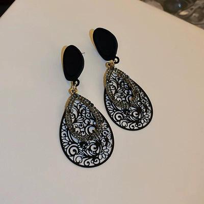 Boucles d'Oreilles Pendantes Élégantes à Motif Fleur Creuse Noire - Bijoux d'Oreille Métalliques Style Niche Élégant