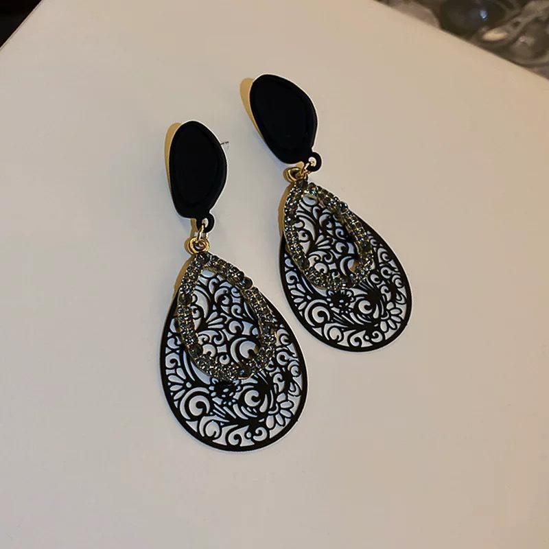 Schwarze Hohlblumenmuster Elegante Hängeohrringe - Stilvoller Nischen-Metall-Ohrschmuck