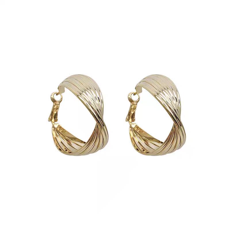 Elegant Vintage Twisted Metal Hoop Earrings for Women - Stylish and Versatile Fashion Accessory