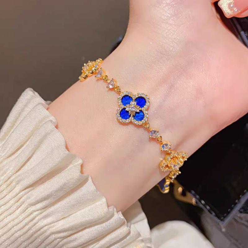 Náramek se čtyřlístkem z imitace perleti a diamantů - Dutý a třpytivý design se stahovací šňůrkou, Lehký luxusní módní ruční šperk.