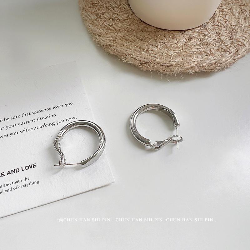 Metal C-shaped earrings without pierced ears + simple geometric round earrings cold wind personalized mosquito coil disc earrings
