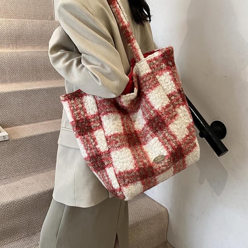 

Полосатая плюшевая сумка женская зима 2025 новая модная в стиле колледжа сумка-тоут повседневная вместительная шерстяная сумка 50*16*37