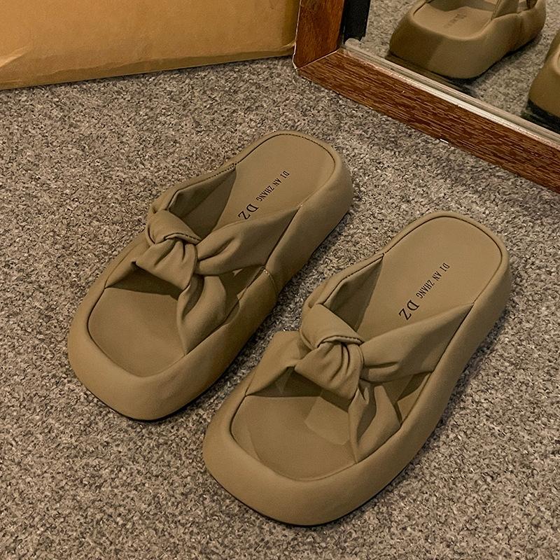 Stepping on shit muffin thick-bottomed cool slippers women's summer 2025 new soft-bottomed women's cool slippers women's fashion sandals