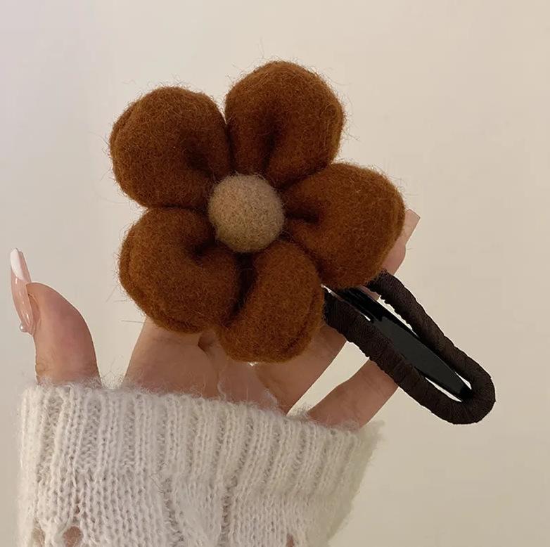 Retro Plush Flower Duck Hairpin – Elegant Fabric Hair Accessory