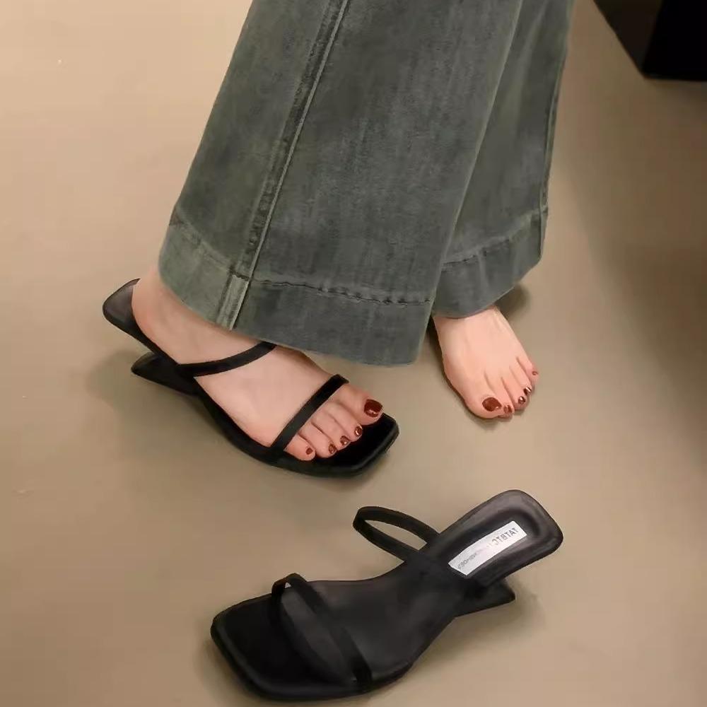 Fashion Med Shoes Slippers Soft Cross-Tied Luxury Slides Rubber Flip Flops Square Toe Comfort Designer Hawaiian Concise Scandals