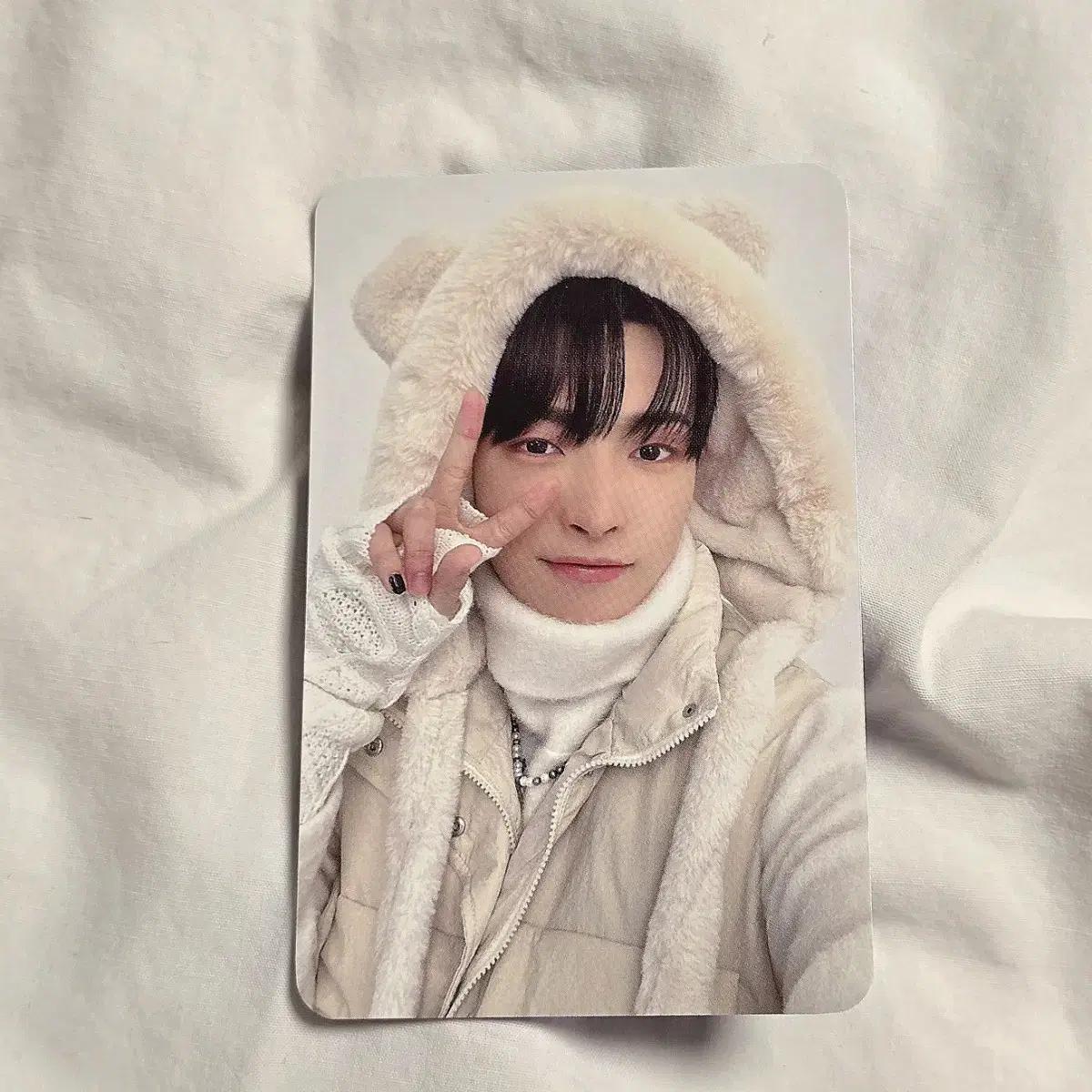 

Ateez Хонджун Зимний Задняя подпись Полка Предзаказный бонус