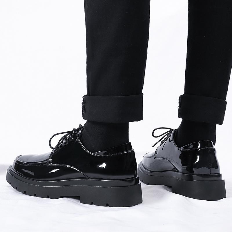 Lackierte Herrenlederschuhe Trendy minimalistischer Stil Outdoor-Straßenspaziergänge Freizeitparty Tägliches Büro Jugendschuhe mit dicken Sohlen