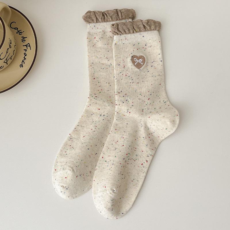 

Кружевные носки для женщин, до середины икры для осени и зимы, модные носки из точечной пряжи с вышивкой в форме сердечек, бесшовные носки 1 pair бежевый