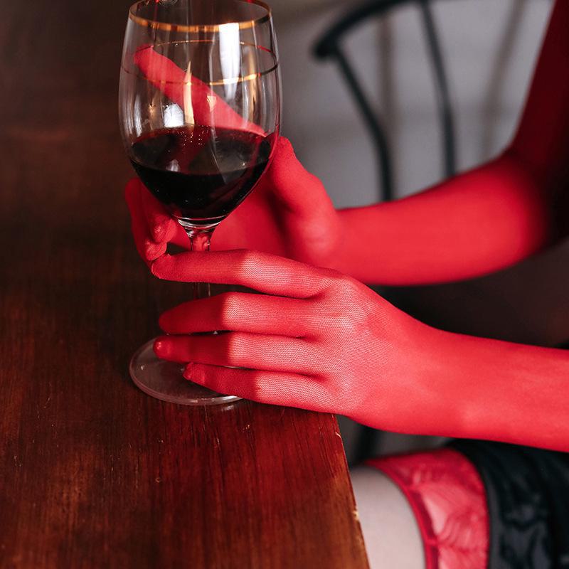 Pánské ultratenké lesklé černé punčochy na prsty pro stylový vzhled