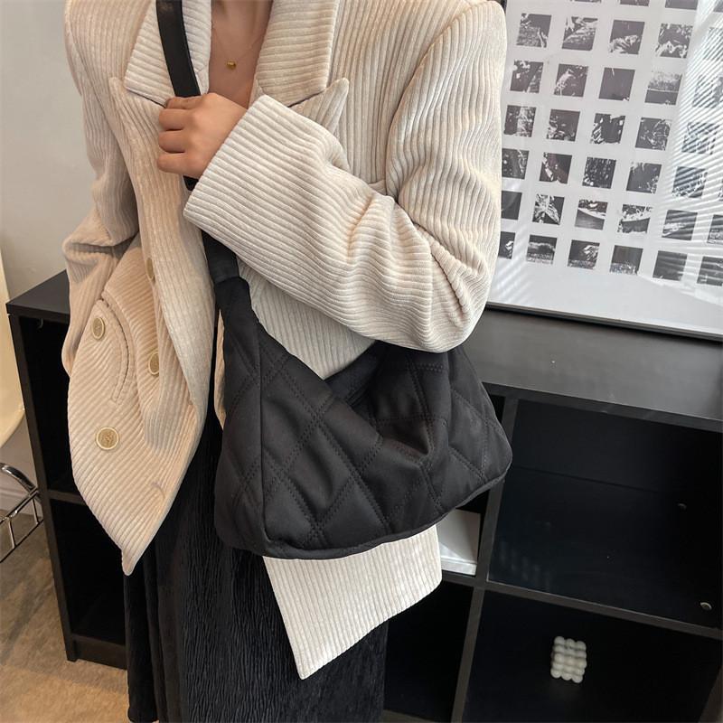 Stylish Urban Minimalist Canvas Shoulder Bag For Women Fall Winter 2023 Trendy Quilted Box Bag