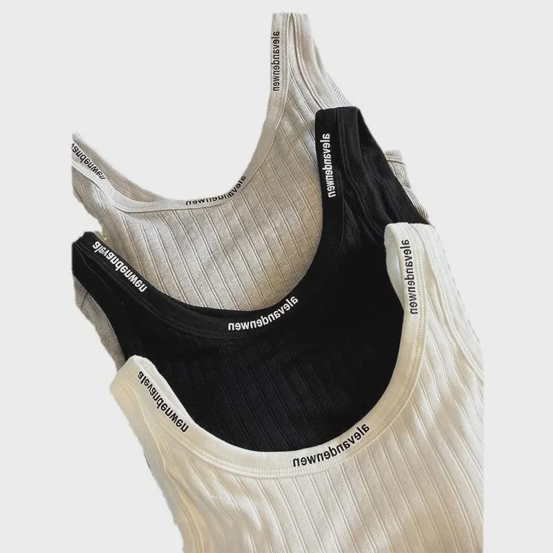 Pohodlný dámský top bez rukávů s vycpávkami na prsou a stylovými síťovanými zády
