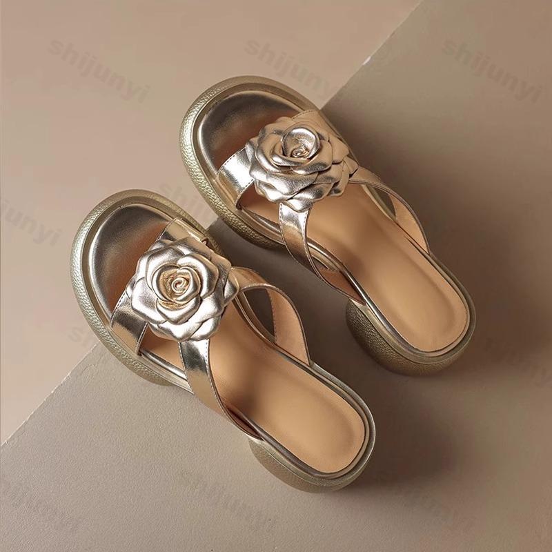 Fashion Thick Sole Height Increasing Cool Slippers for Women's 2025 Summer New Versatile Outdoor Beach Shoes Fashion Rose Design Sandals