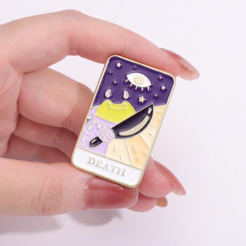 Adorable Metal Badge Featuring Frog King Animal Design Perfect For Trendy Accessory