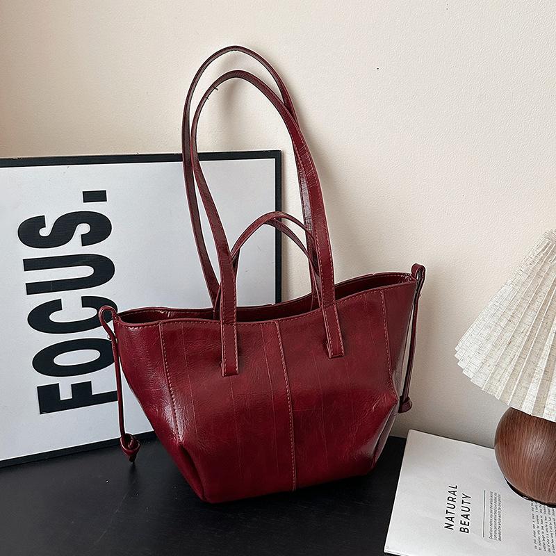 Niche design retro underarm handbag new autumn commuting versatile large-capacity shoulder bag