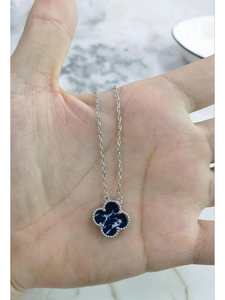 Halskette mit vierblättrigem Kleeblatt, 18 Karat vergoldet, mit Anhänger aus rosenrotem Chalcedon, Achat und weißem Muschelkern für Damen