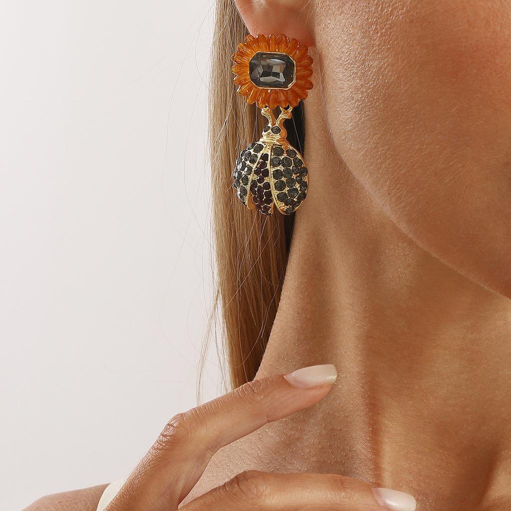 Vintage Luxury Exaggerated Rhinestone Earrings Elegant Beetle Dangle Earrings Minority High Grade Women Jewelry