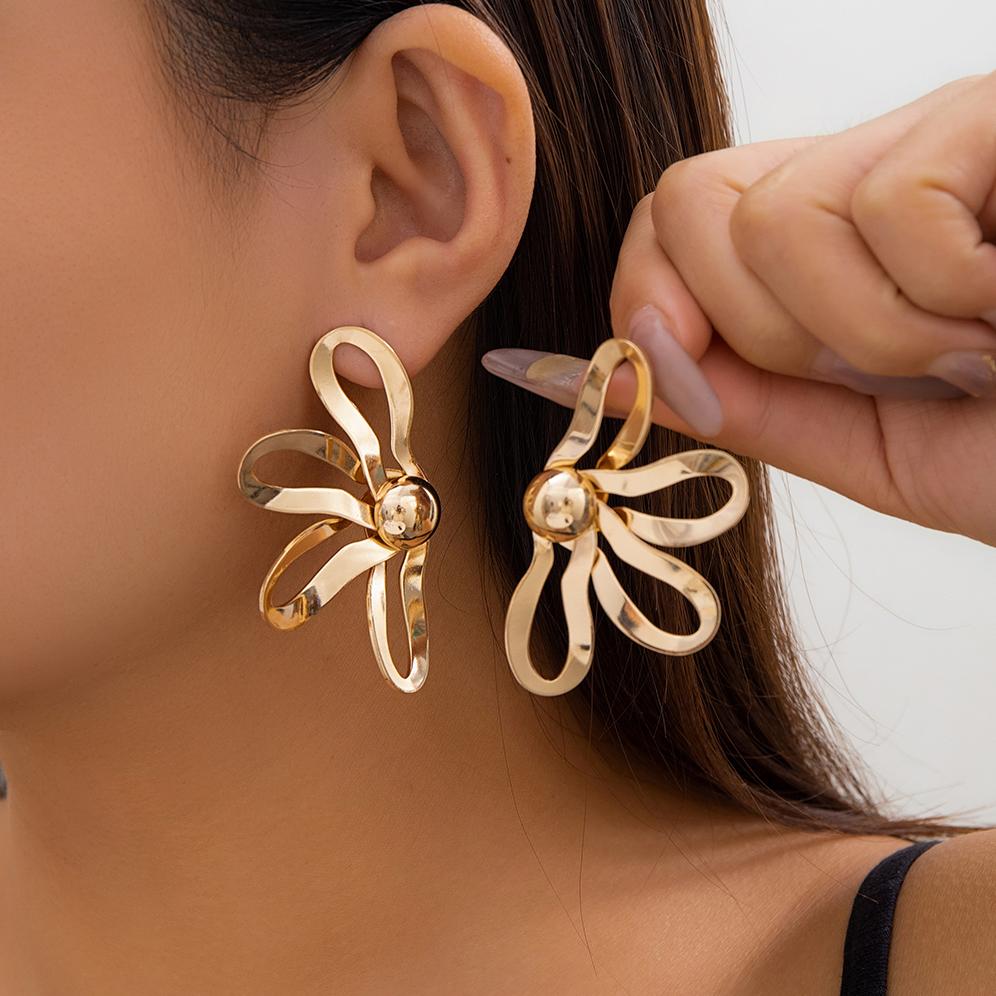 

Ingemark Vintage Hollow Petal Flower Stud Earrings Women Fashion Statement Trendy Gold Color Piercing Earrings Y2K Accessories