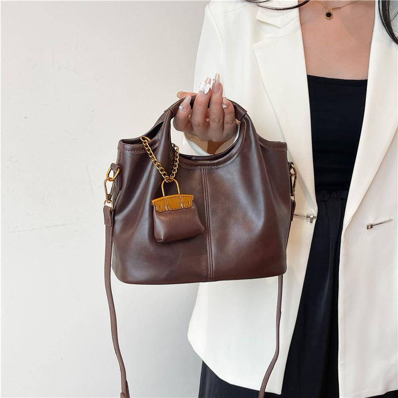 Retro niche handbag bag women's new high-end commuting large-capacity shoulder messenger bag mother and child bag