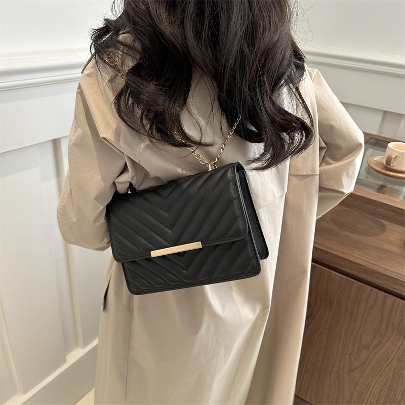 Fashionable And Chic Summer Women's Small Shoulder Bag With Trendy Chain Strap In Multiple Colors