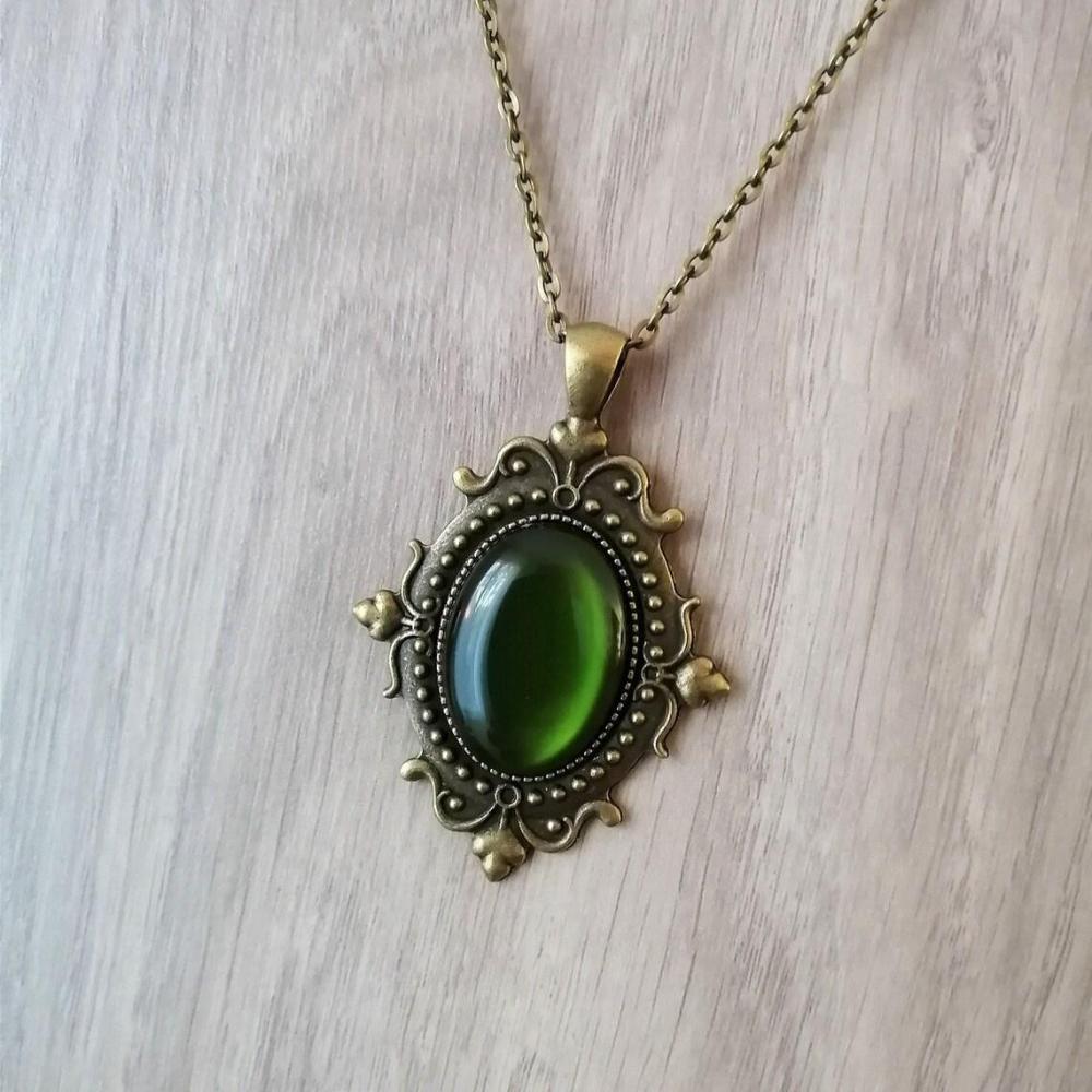 Medieval Victoria Pattern Oval Bronze Color Green Opal Pendant Necklace for Women Men Gothic Retro Jewelry Accessories Gifts