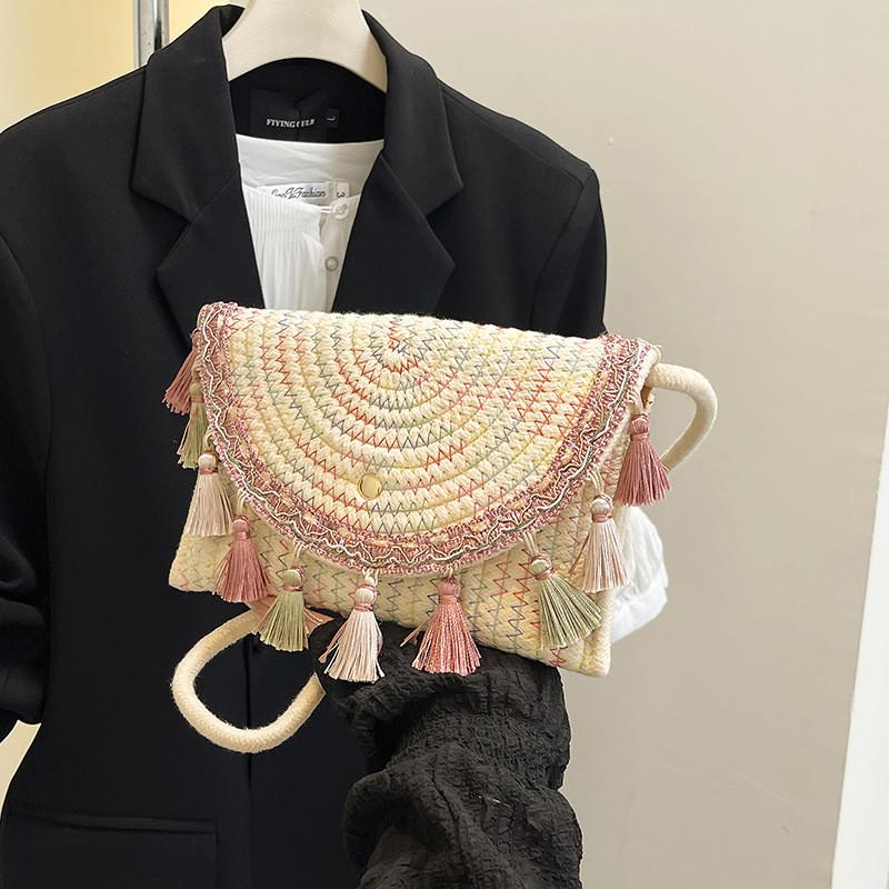 

2026 Trendy Bohemian Straw Woven Crossbody Bag Summer New Tassel Envelope Saddle Shoulder Bag for Women Casual Beach Vacation бежевый
