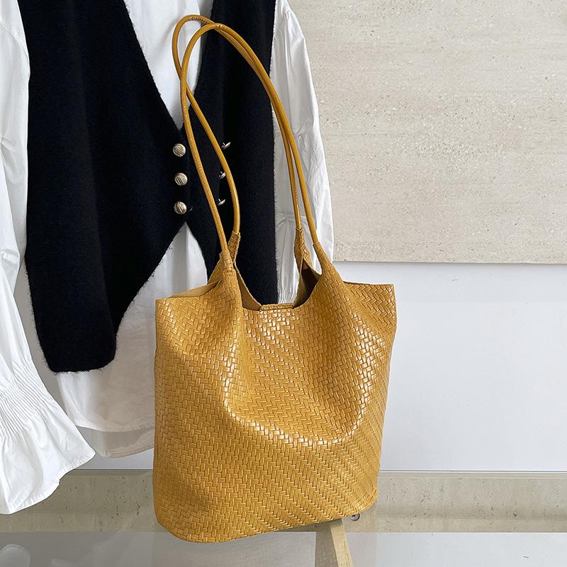 Popular Women's Large Capacity Mother-Child Tote - High-End Woven Texture Single Shoulder Bag for Commute and Shopping.