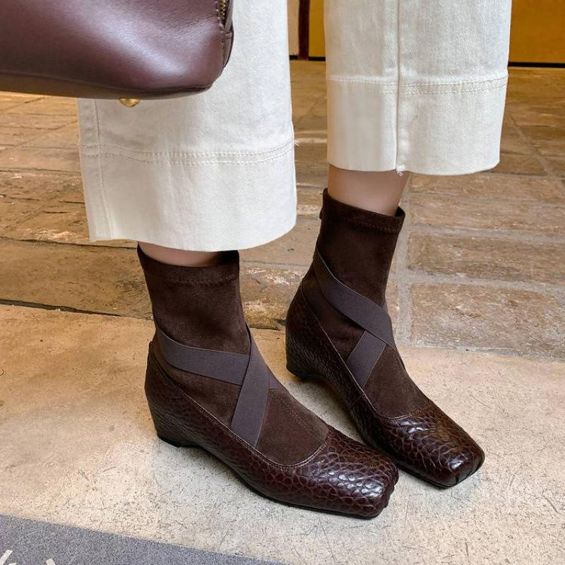 Versatile Leather Boots Women's Beef Tendon Sole Rear Zipper Leather Fashion Boots Autumn and Winter Medium Heel Large Size Women's Boots Square Heel 