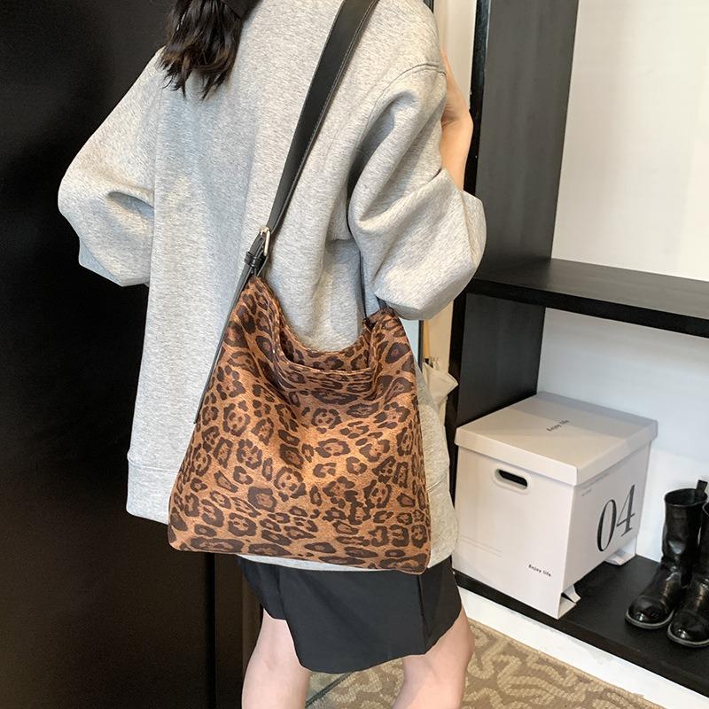 Leopard Print Bag, Women's Tote Bag, Large Capacity, Autumn and Winter Can Be Messenger, New Casual Retro Commuter Bag