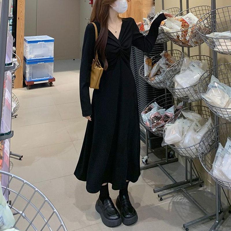 French Style Stylish Folds Dresses 2025 Autumn Winter Solid Color Female Clothing V-Neck Elegant A-Line Waist Knitted Long Dress