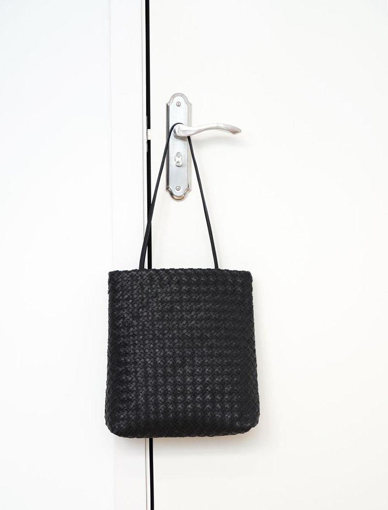 

Высококачественная вязаная сумка-тоут из натуральной кожи ручной работы, комплект, овечья кожа, хобо, одно отделение, сумка подмышку, женская Length 25 em Height 28 -em Bottom Thickness 10cm чёрный