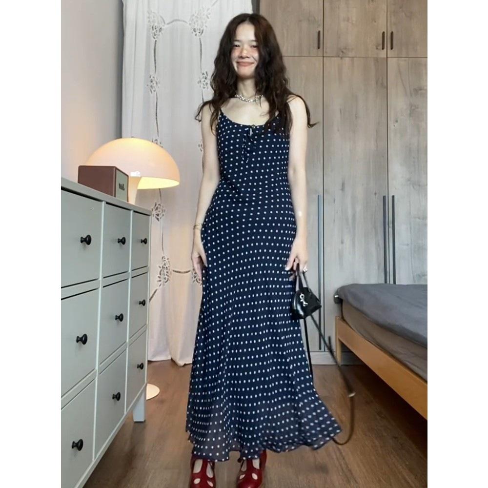 The new Korean gentle wind polka dot suspender dress for women's summer niche does not collide with the waist long dress