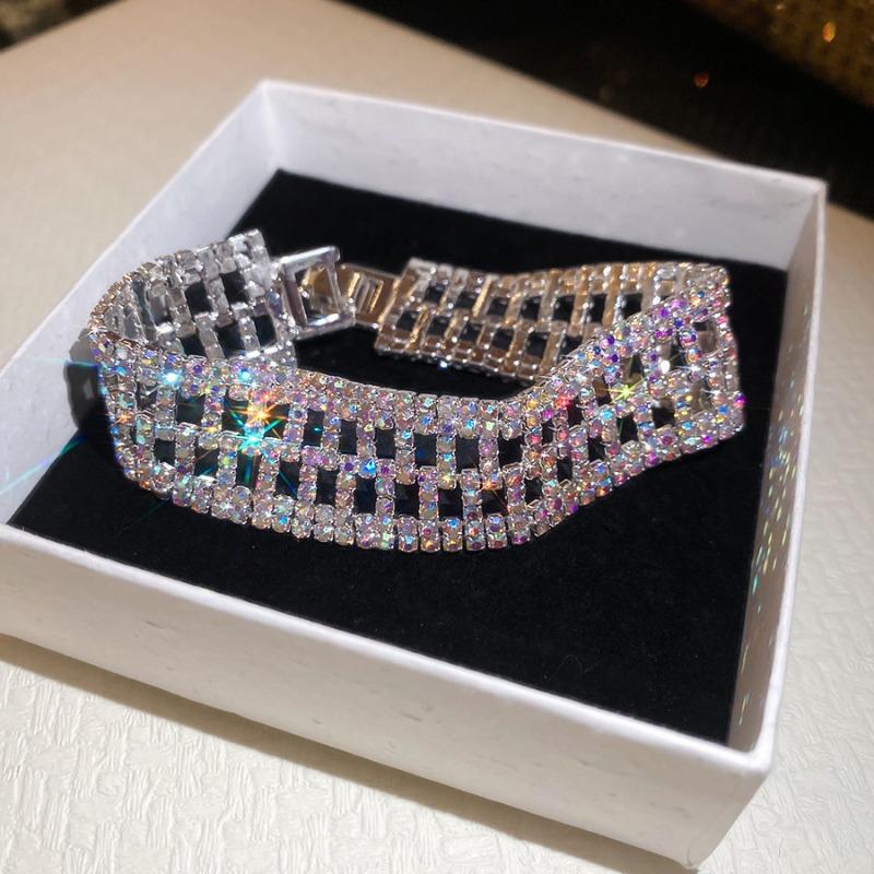 Metal diamond-set round opening bracelet, court style niche temperament bracelet, light luxury and high-end jewelry.