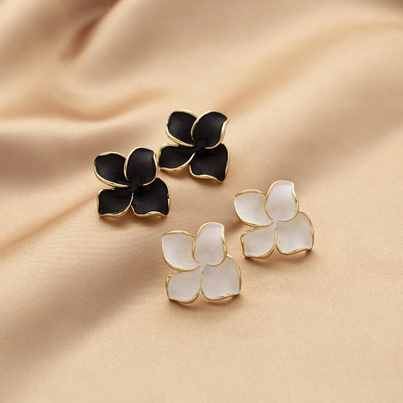 

Elegant Simple Floral Fashion Earrings Mosquito Ear Pierceless Ear Clips