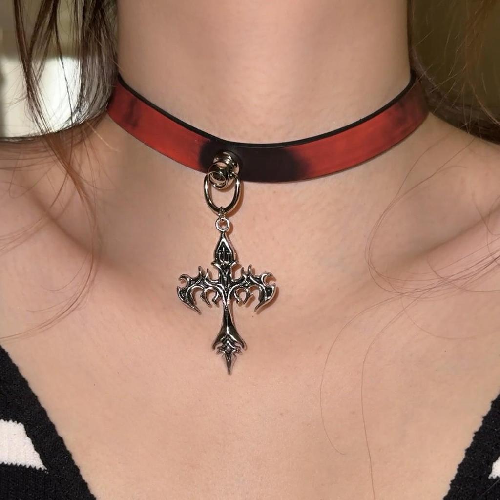 Chique Pittige Meisje Leren Bel Choker Ketting – Uniek Minderheidsontwerp