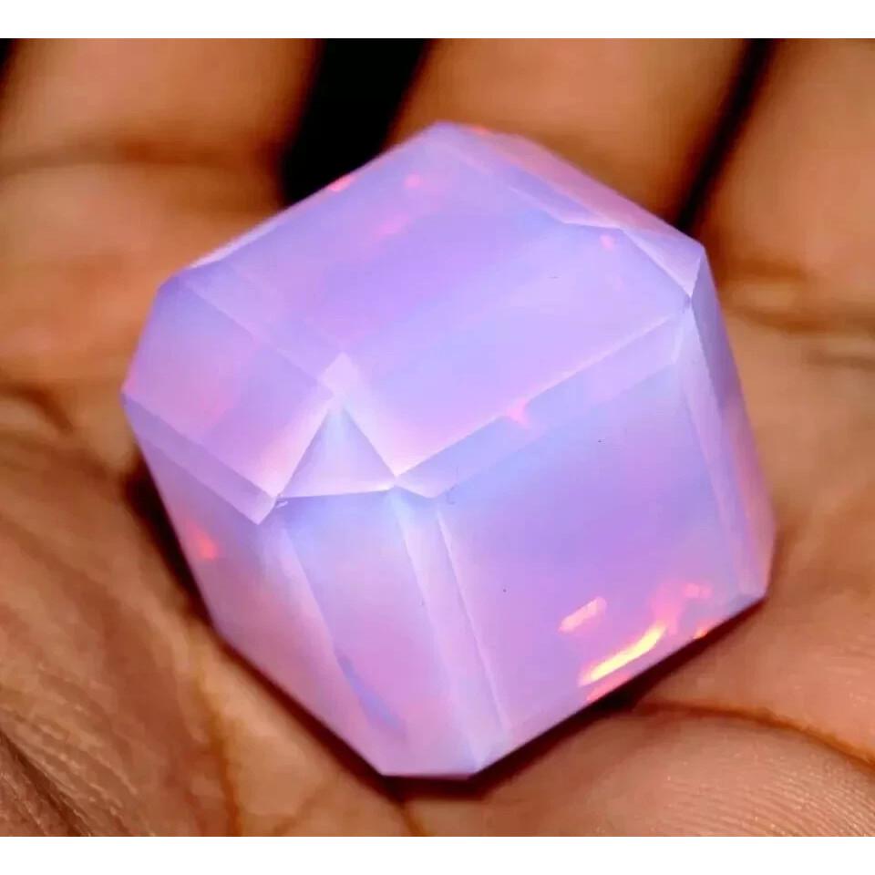 Doğal Pembe Opal 120,5 Karat Küp Kesim Sertifikalı Çarpıcı Serbest Değerli Taş