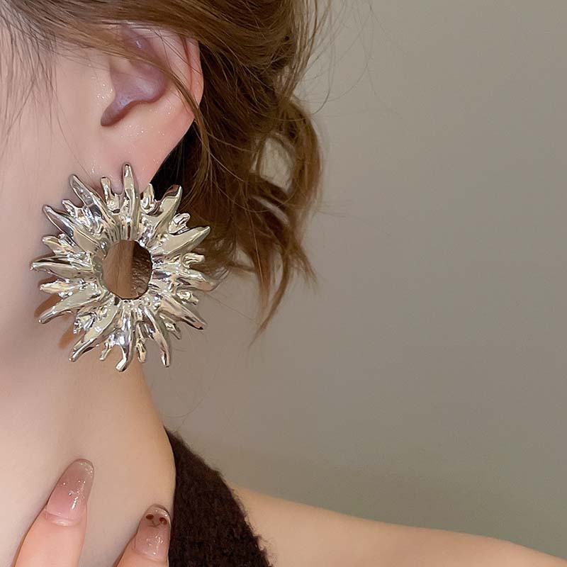 Exaggerated Metal Hollow Sun Flower Earrings for Women Vintage Irregular Smooth Earrings Unique Party Jewelry Accessories