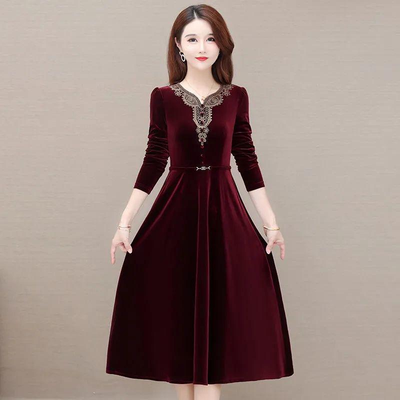 

Elegant Velvet V-Neck Dress - 2025 Spring/Autumn, Slimming A-Line with Tummy Concealment 2XL бордовий