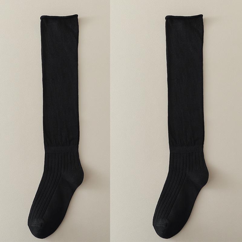 Weiße Mid-Calf-Socken mit schwarzem Raffdetail und kniehohe Wadenstiefelsocken