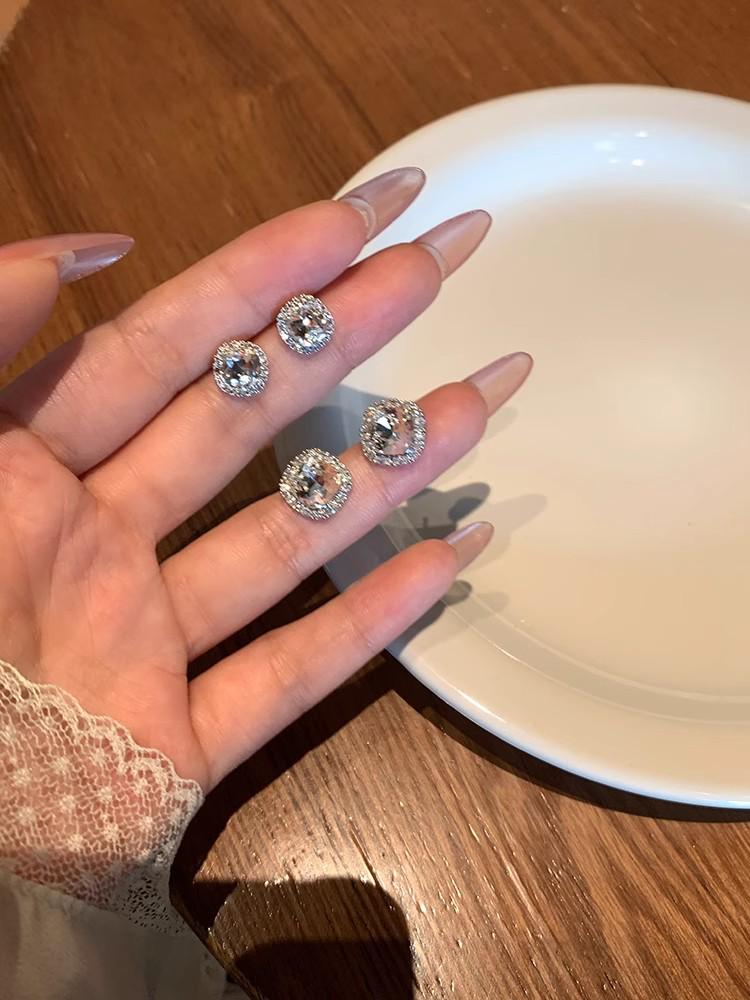 

Новые серьги-пусеты с бриллиантами из циркона высокого класса 2024: Элегантный нишевый стиль и роскошные клипсы для женщин