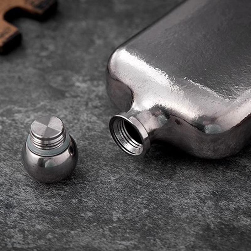 Thickened High-End Pure Titanium Square Travel Decanter, Portable Pocket Whiskey/Wine Decanter, Pure Titanium Gift Wine Bottle