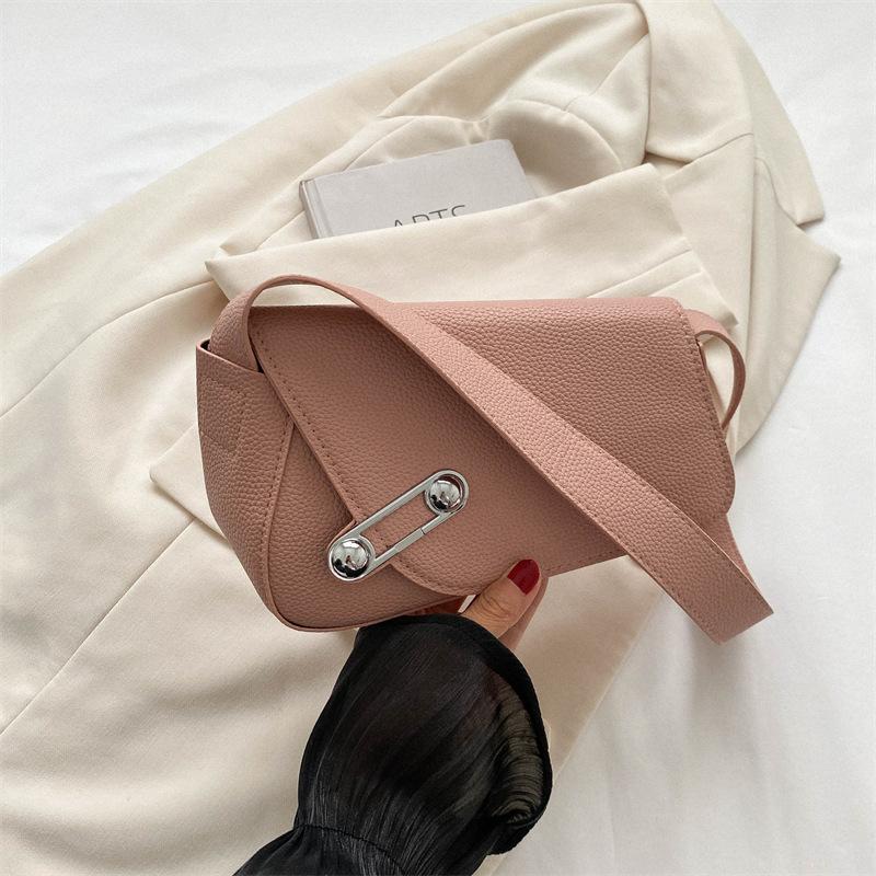 

Новая сумка женская модная простая сумка через плечо 2024 летняя персонализированная сумка через подмышку женская сумка повседневная трендовая маленькая квадратная сумка светло-розовый